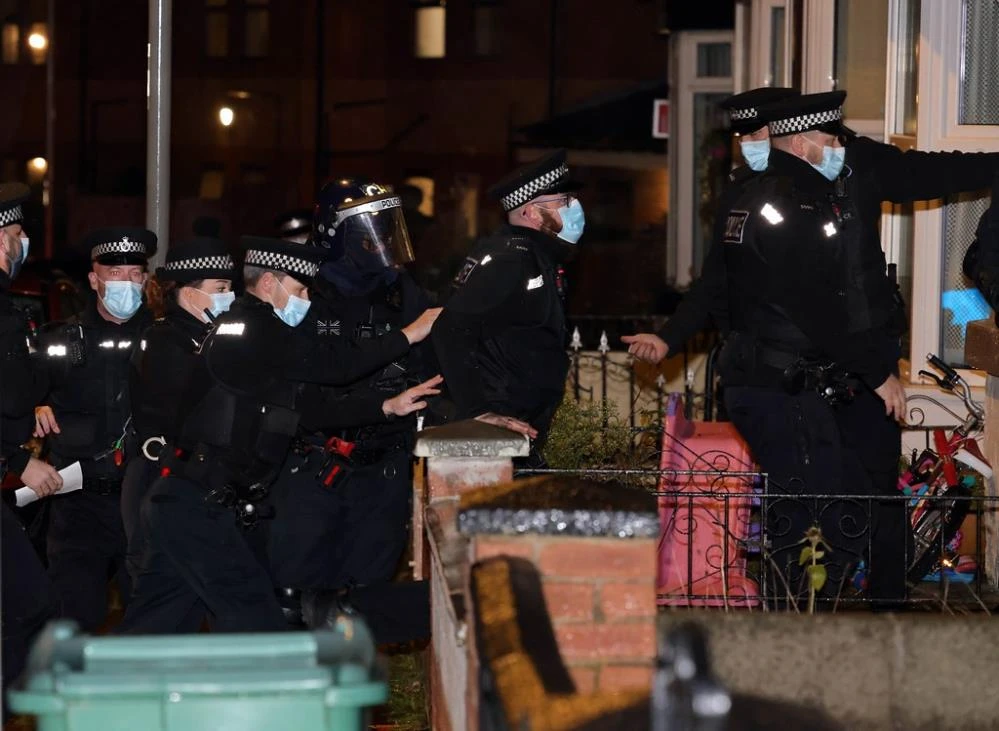 İngiltere başbakanı Boris Johnson bu kez polis kılığında narkotik operasyonunda